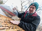 Jaroslav Sedlák z Havlíčkovy Borové se stará o tři desítky včelstev; včera jej fotograf zastihl při kontrole úlů, jejíž součástí je i zkoumání jejich teploty.  Zimu přečkaly včely v solidní kondici a začaly vylétávat.