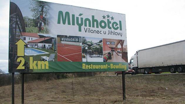 Billboard u silnice udává nesprávný údaj o vzdálenosti. K cíli je to téměř o kilometr dál.