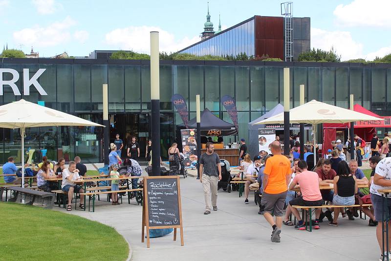 Burger Street Festival bude za jihlavským Cityparkem celý víkend. Lidé si mohou vybírat u více než desítky stánků.