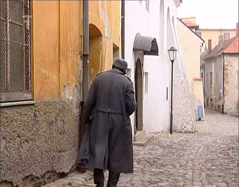 Četnické humoresky, díl Tizian. Natáčely se i v třebíčské židovské čtvrti v Blahoslavově ulici. Herec směřuje k Zadní synagoze. Reprofoto: Česká televize