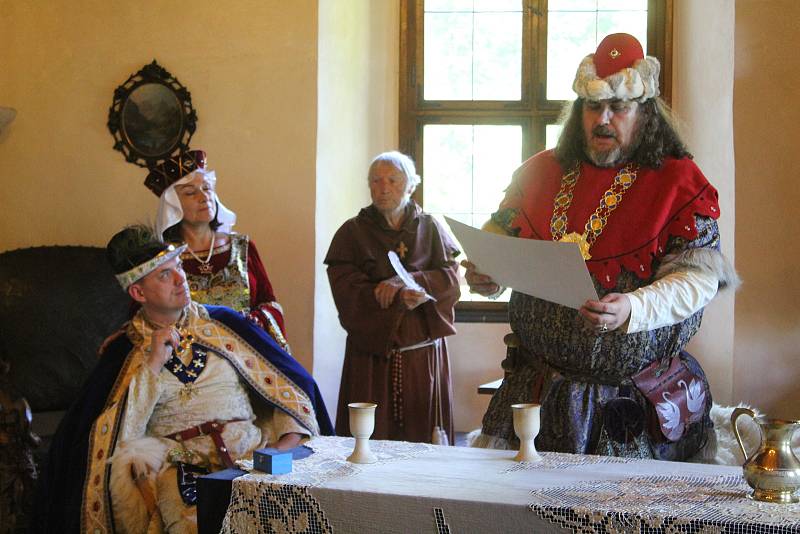Návštěvníci Roštejna se vrátili sedm set let zpátky, potkali  také pány z Hradce.