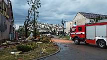 Na Břeclavsku a Hodonínsku zasahují jihomoravští hasiči u několika desítek poničených objektů.