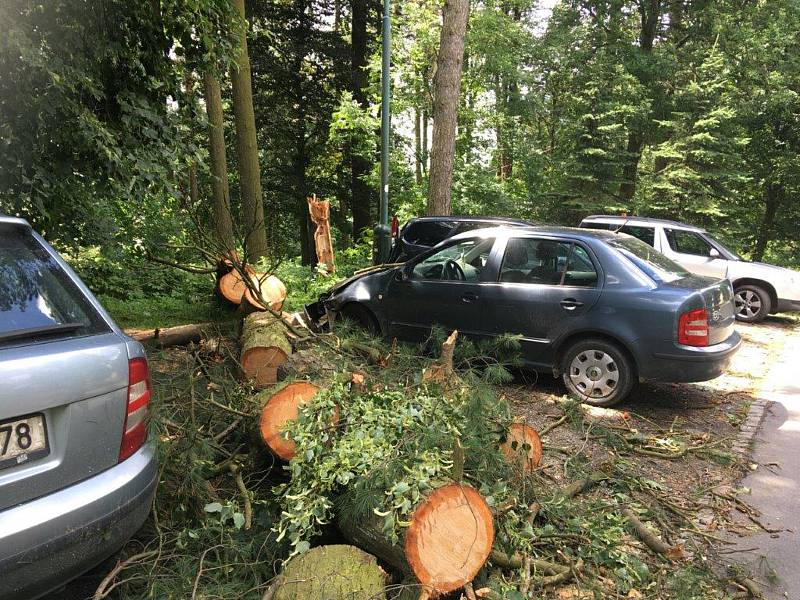 Předposlední červnovou noc se Jihlavou prohnala větrná smršť doprovázena silnou bouřkou a deštěm.