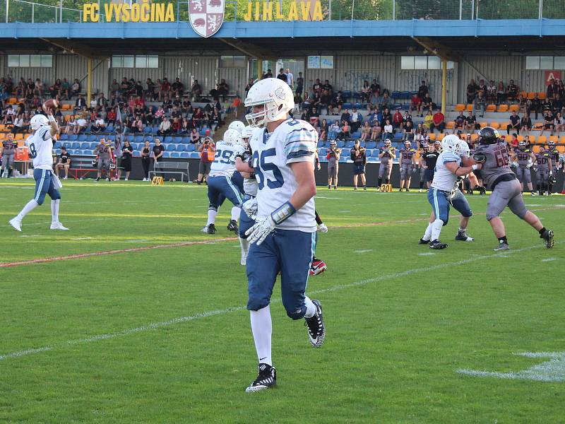 Utkání Snapbacks ligy mezi Vysočina Gladiators a Ostrava Steelers (v bílém).