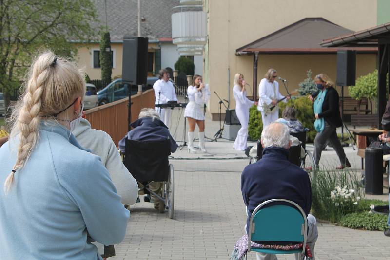 Skupina ABBA stars přijela na Vysočinu z Plzně a zahrála bez nároku na honorář a cestovné.