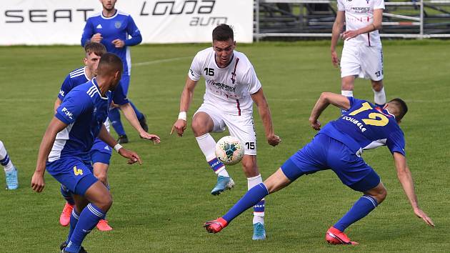 Jihlavští fotbalisté (v modrém) v Líšni remizovali 1:1, když výhru ztratili ve druhé minutě nastaveného času.