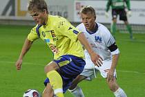 Jihlavský útočník Pavel Simr (vlevo) si zpracovává míč ve včerejším druholigovém zápase s Ústím nad Labem. Vysočina na domácím trávníku konečně vyhrála, Severočechy zdolala 3:0. 