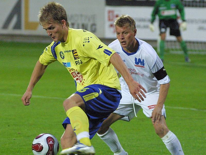 Jihlavský útočník Pavel Simr (vlevo) si zpracovává míč ve včerejším druholigovém zápase s Ústím nad Labem. Vysočina na domácím trávníku konečně vyhrála, Severočechy zdolala 3:0. 