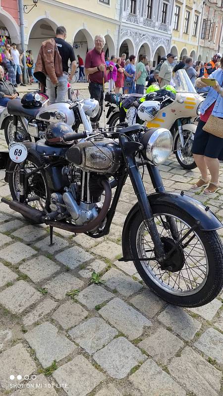 Do historické Telče zavítaly motocykly britské značky Norton.