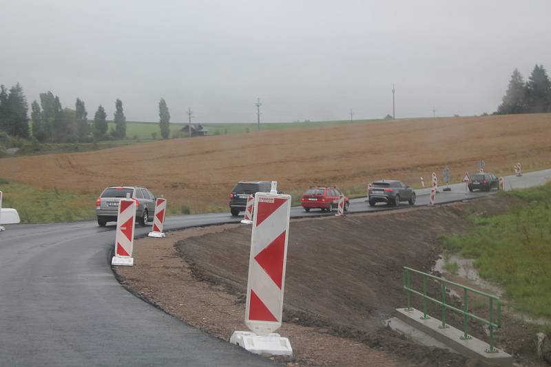 První desítky metrů nového obchvatu byly zprovozněny na začátku srpna, není tam ale ještě finální vrstva asfaltu.