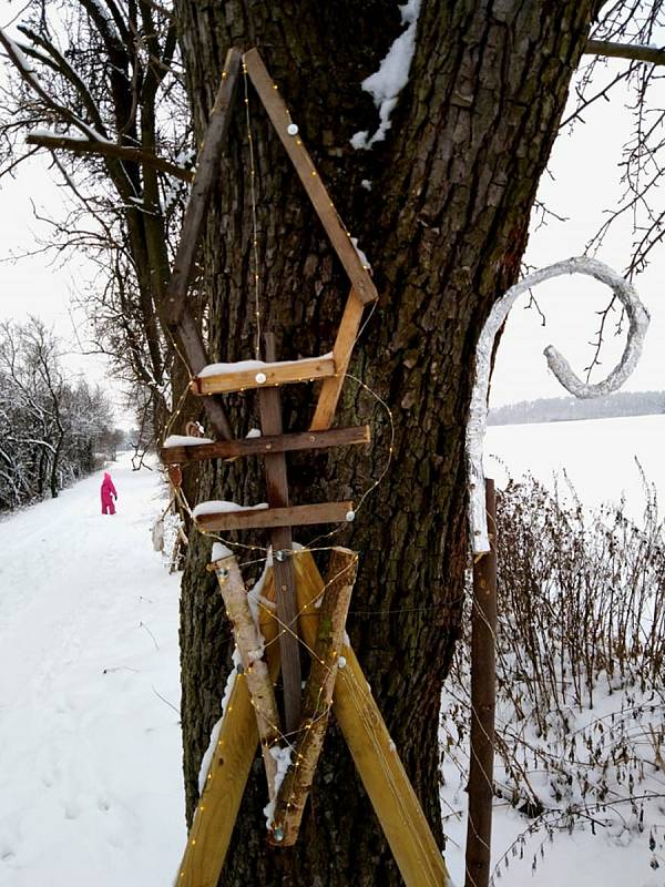 Tajuplná Ježíškova cesta v Borovné dovede děti ke kufru na přáníčka. Cestou potkají celou řadu zajímavých atrakcí.