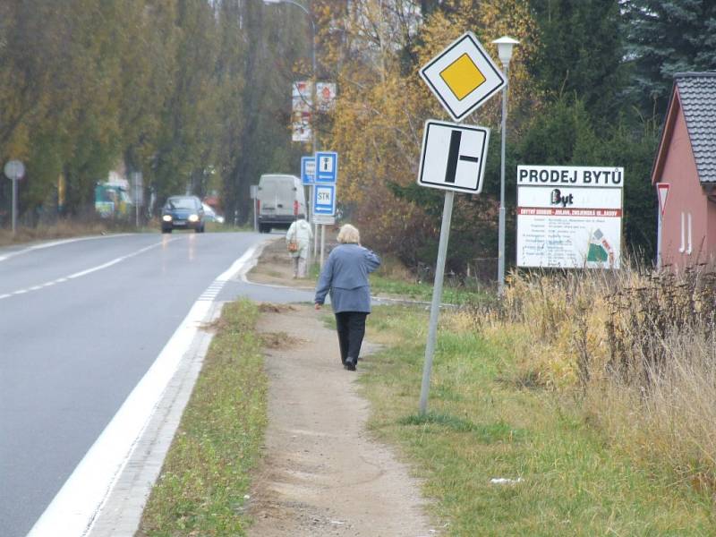 Kdy chodník na Znojemské ulici vznikne, zatím nikdo přesně neví.