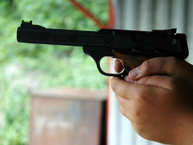 Studentka ze Žďáru sháněla zbraň s tlumičem. Na co ji chtěla, nevysvětlila