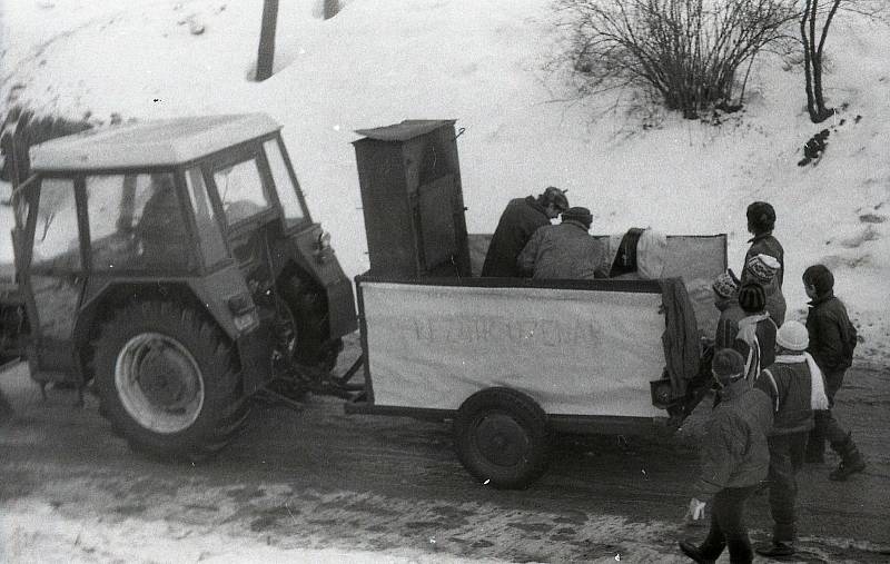 Masopustní veselí začíná po Třech králích. Průvody už druhým rokem nejsou, připomenout si je můžeme na historických fotkách. Tyto z Jezdovic u Třeště.