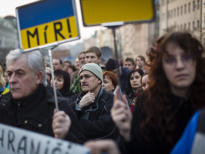 Mír za každou cenu. Protest proti ruské intervenci na Krymu. Demonstrace z 8. března 2014 v Praze...
