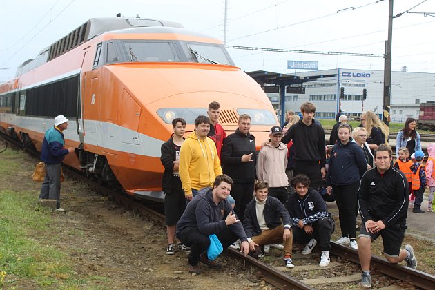 Souprava TGV, která v roce 1981 jela rekordní rychlostí 380 kilometrů v hodině, bude až do odpoledne k vidění na jihlavském hlavním nádraží. Přijeli i středoškoláci z Českých Velenic.