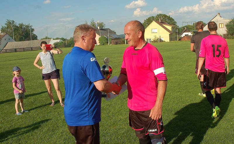 Vítězství ve IV. třídě a postup o patro výše si zajistili fotbalisté Nové Cerekve. Pohár převzal kapitán týmu Kamil Zíka.