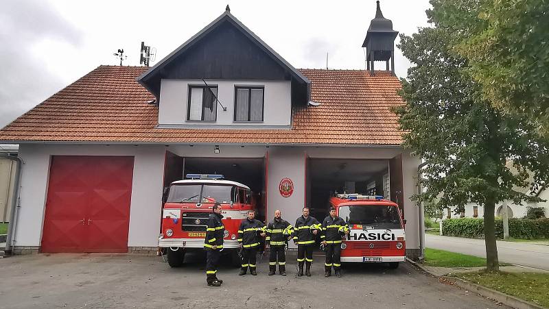 Světla na hasičských autech se rozblikala v pravé poledne. SDH Hodice.