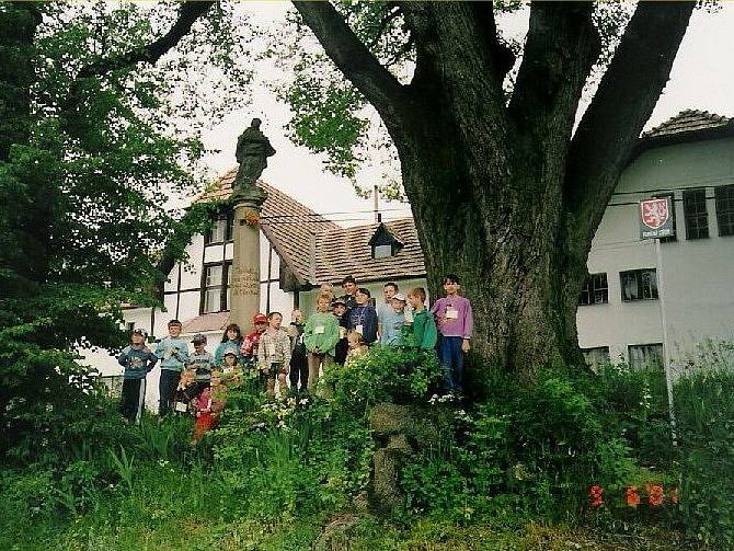 Mariánský sloup a staletá lípa.