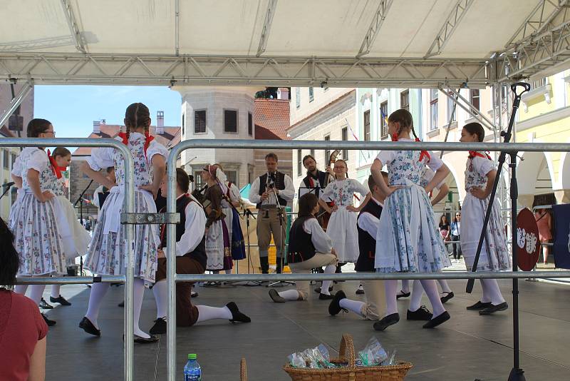 Centrum Telče v sobotu odpoledne žilo folklorem.