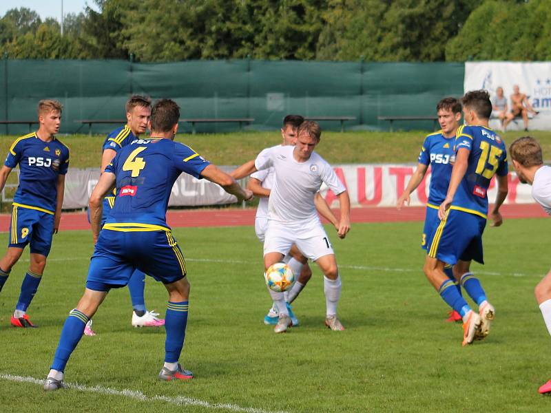 Fotbalisté MFK Vyškov (bílé dresy) porazili v utkání Moravskoslezské ligy Vysočinu Jihlava B 3:0.
