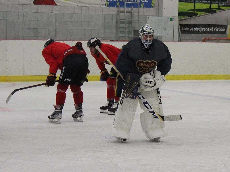 Brankář David Rittich se po přestupu do Winnipeg Jets připravuje na novou sezonu s mateřskou Duklou Jihlava.