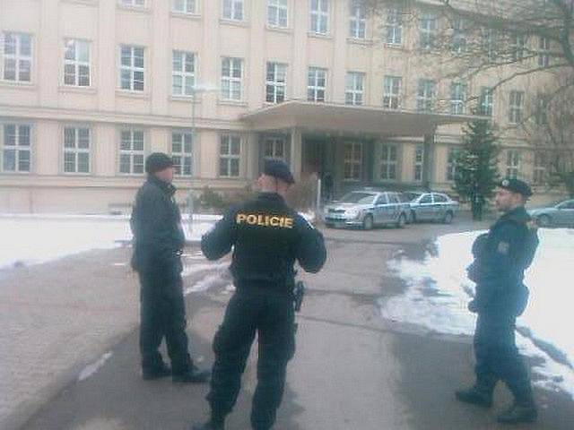 Policisté dnes ráno hlídali budovu jihlavského soudu. Neznámý pachatel totiž ohlásil, že je tam bomba. 