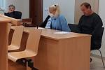 Sourozenci Lenka a Milan Staňkovi na lavici obžalovaných u Okresního soudu v Jihlavě.