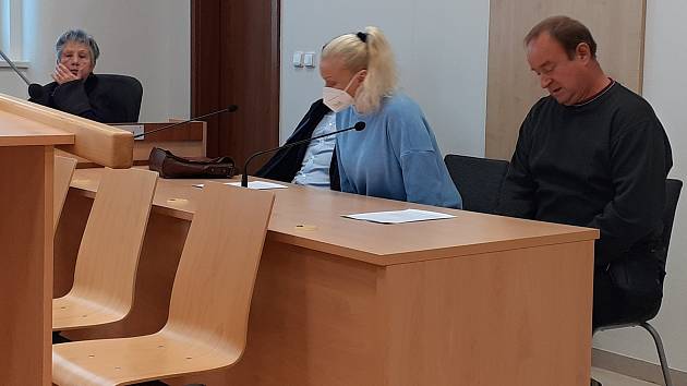 Sourozenci Lenka a Milan Staňkovi na lavici obžalovaných u Okresního soudu v Jihlavě.