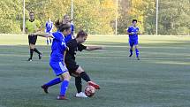 Jihlavské fotbalistky (v modrém) sehrály na umělé trávě Na Stoupách velmi zajímavý mač. Vítkovice po skvělém obratu porazily 7:5.