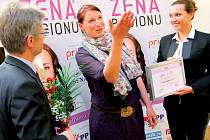V letošní anketě Žena regionu Vysočiny 2014 zabodovala pětatřicetiletá Zuzana Kazdová (vlevo). Cenu jí předávala organizátorka ankety Denisa Kalivodová.