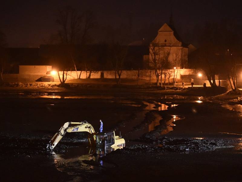 Bagr zapadl do bahna Štěpnického rybníku v Telči