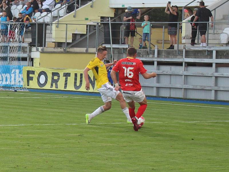 V utkání devátého kola druhé ligy proti Zbrojovce Brno nastoupil Jaroslav Peřina (ve žlutém dresu s číslem 11) po téměř čtyřech měsících znovu v základní sestavě FC Vysočina.