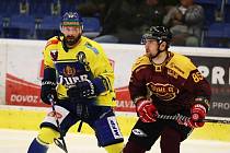 Jihlavští hokejisté (ve fialovém) v důležitém duelu podlehli Přerovu 1:3.