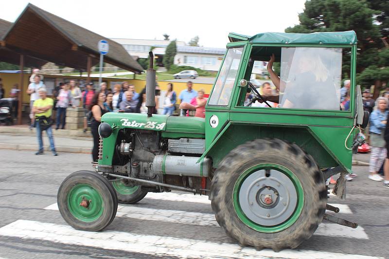 Spanilé jízdy Kamenicí se účastní každý rok více a více traktorů. Při letošním pátém ročníku jich už bylo kolem devadesátky.