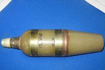 Tuto dělostřeleckou minu, kterou našel doma v garáži, odvezl muž z Jihlavy v sobotu na policii.