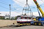 Nakládka tramvaje v Olomouci na cestu do Jihlavy.