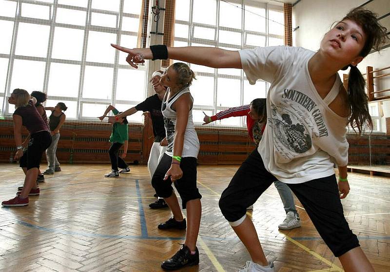 Taneční škola v areálu Střední odborné školy v Třešti je v plném proudu. Učit se od tanečních hvězd se sjeli především náctileté hiphopoví tanečníci nejen z celé republiky, ale také třeba ze Slovenska.