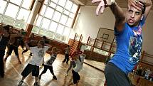 Taneční škola v areálu Střední odborné školy v Třešti je v plném proudu. Učit se od tanečních hvězd se sjeli především náctileté hiphopoví tanečníci nejen z celé republiky, ale také třeba ze Slovenska.