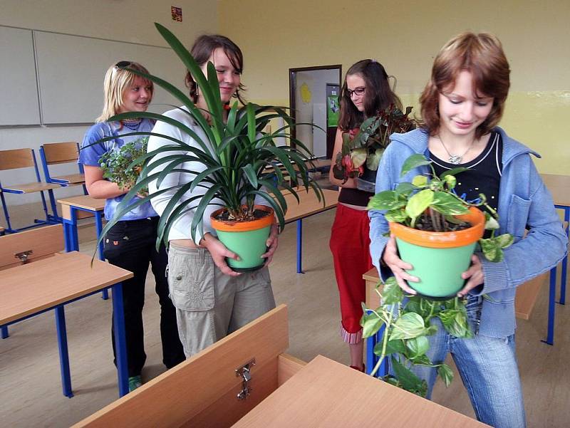 Budoucí deváťačky ze základní školy ve Štokách na Havlíčkobrodsku nechtějí mít svou třídu strohou. Květiny jsou tím pravým, co ji oživí. 
