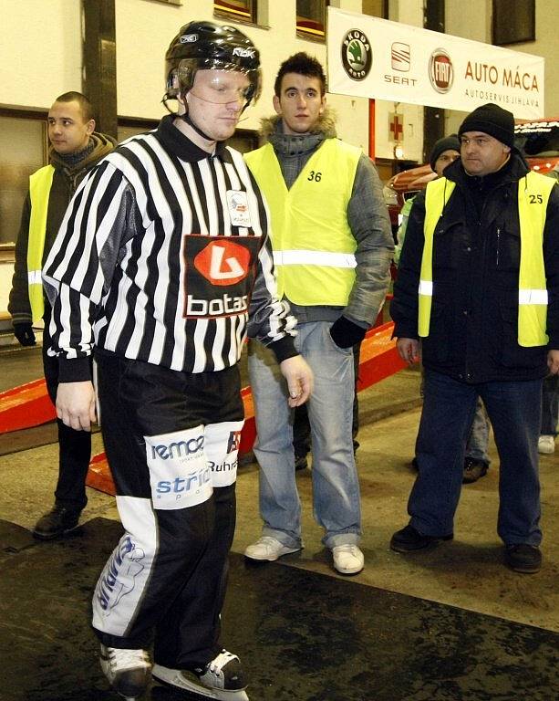 Na tomto místě, v prostoru za jednou z branek na Horáckém zimním stadionu, napadli diváci rozhodčí v neděli. V pondělí přijela jiná čtveřice sudích. Takto ochranka sledovala jejich nástup na led.