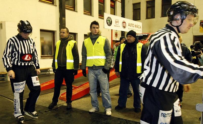 Na tomto místě, v prostoru za jednou z branek na Horáckém zimním stadionu, napadli diváci rozhodčí v neděli. V pondělí přijela jiná čtveřice sudích. Takto ochranka sledovala jejich nástup na led.