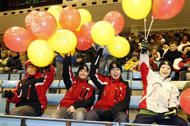 V neděli se někteří diváci na Horáckém zimním stadionu předvedli jako „bitkaři“, v pondělí večer se v ochozech zase našly desítky lidí, kteří se připojili k házení plyšáků na led. 