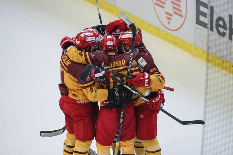 Jihlavští hokejisté měli v osmém zápase baráže o extraligu slavné Pardubice na kolenou, ale ve třetí třetině ztratili tříbrankové vedení. Dokázali se však z toho dostat a vybojovat cenný bod v samostatných nájezdech.