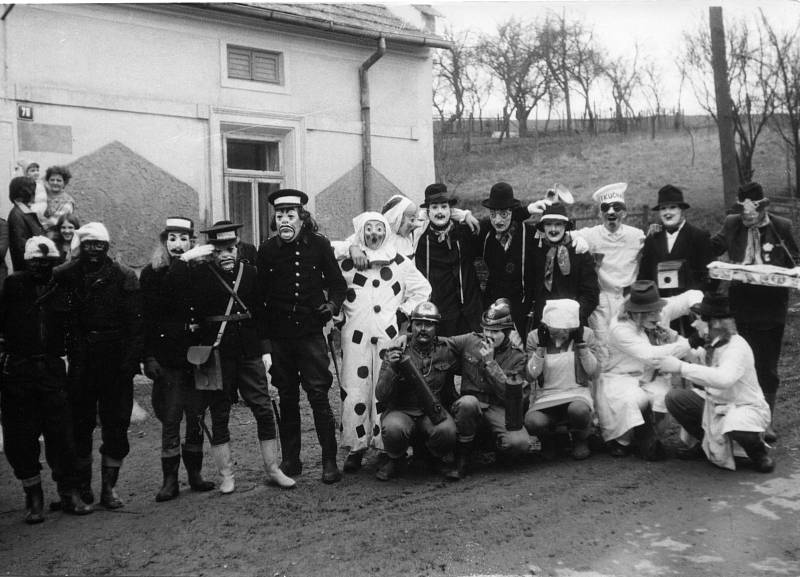 V Knínicích má masopustní veselí mnohaletou tradici. Snímek z roku 1976 zachycuje masky těsně po opuštění hospody U Pospíchalů, kde dostaly povolený doping k přežití náročného dne.