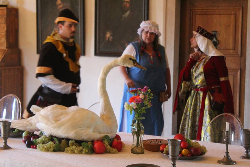 Návštěvníci Roštejna se vrátili sedm set let zpátky, dominantou svatebního stolu byla labuť.