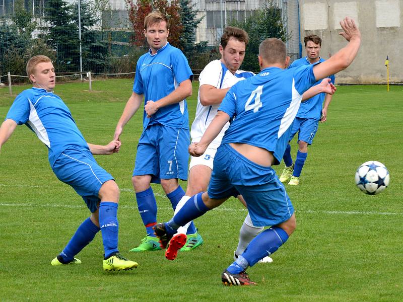 Osm gólů, devět žlutých a dvě červené. Derby v Beranově muselo diváky bavit.