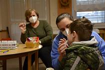 Kvůli rostoucí síle epidemie koronaviru rozhodlo ministerstvo zdravotnictví o testování žáků na základních a středních školách v osmi okresech, kde je epidemiologická situace nejhorší.