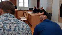 Poláci před Okresním soudem v JIhlavě. Za stolem v popředí sedí Mariusz Tepka, za ním obviněný K. J. Sporschill.