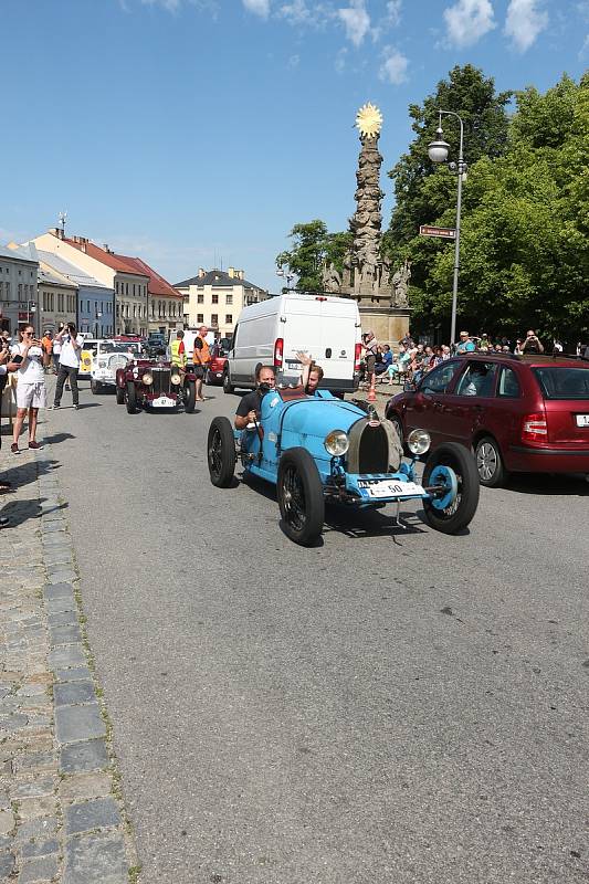 Polnou projeli účastníci letošní historické jízdy veteránů 1000 mil československých.